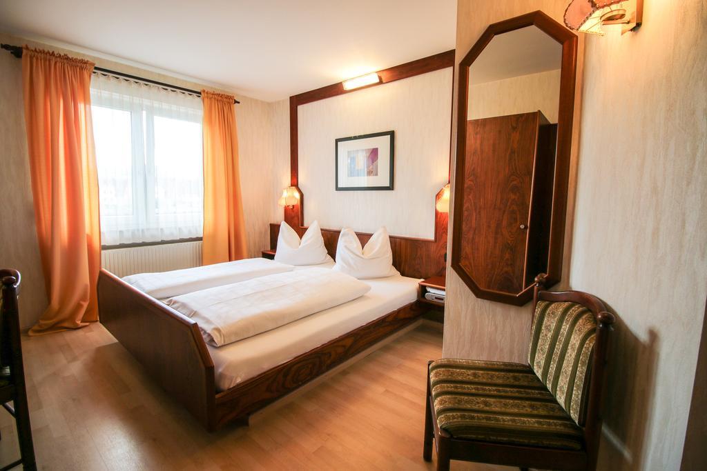 Hotel-Restaurant Lowen Süßen Værelse billede